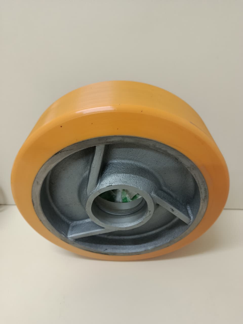 Roda de poliuretano modelo FMX LG